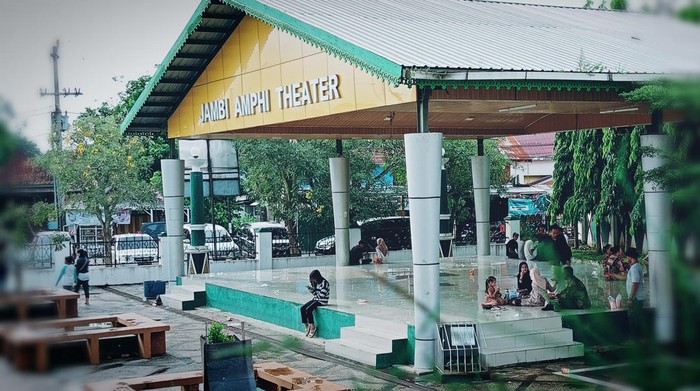 Lokasi tempat jajanan dan teater di Jembatan Gentala Arasy, Jambi.