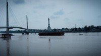 Destinasi wisata ikonik milik Provinsi Jambi itu berada di atas sungai Batanghari, sungai terpanjang di pulau Sumatera. Jembatan yang panjang hingga 503 meter dari sisi timur Provinsi Sumatera tersebut terlihat lebih menarik saat dilintasi kapal angkutan batu bara. Foto: Ferdi Almunanda
