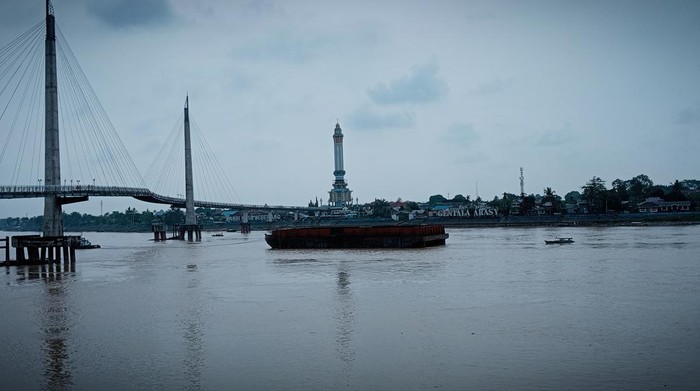 Jambi Destinasi wisata ikonik milik Provinsi Jambi itu berada di atas sungai Batanghari, sungai terpanjang di pulau Sumatera. Jembatan yang panjang hingga 503 meter dari sisi timur Provinsi Sumatera tersebut terlihat lebih menarik saat dilintasi kapal angkutan batu bara.