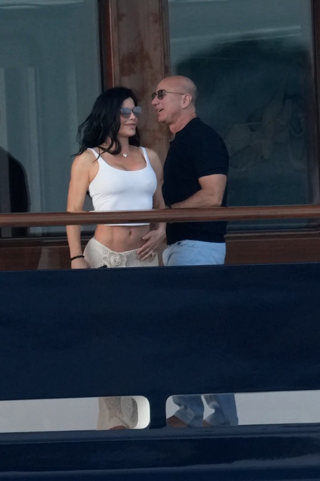 Belakangan pasangan itu kerap menghabiskan waktu di kapal pesiar baru Jeff Bezos, yang bernama Koru dan menampilkan patung kayu mirip Lauren Sanchez. Kapal pesiar tersebut milik Jeff Bezos yang diperkirakan seharga US$ 500 juta atau sekitar Rp 7,4 triliun. Foto: Instagram