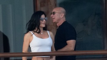 Apakah Jeff Bezos mengalami krisis paruh baya? Biasanya orang akan mengalaminya saat mulai memasuki usia 47 tahun. Umumnya, mid life crisis adalah fase saat orang yang sudah melewati masa produktif merasa kembali muda. Ia mengalami kesulitan menerima fakta sudah melewati masa muda dan sedang memasuki masa senja. Namun, tak semua orang mengalami mid life crisis. Bahkan, orang yang mengalaminya tak selalu mengalami perubahan gaya hidup yang menunjukkan keinginan untuk kembali muda. Foto: Instagram