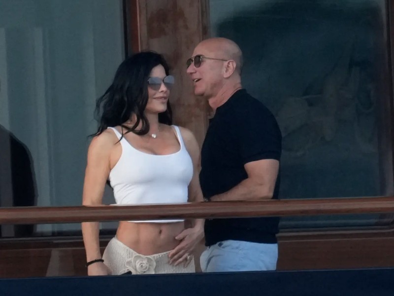 Jeff Bezos dan Lauren Sanchez