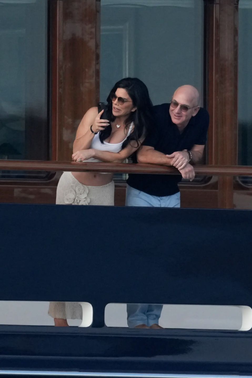 Jeff Bezos dan Lauren Sanchez Jeff Bezos dan Lauren Sanchez