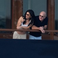 Salah satu orang terkaya di dunia Jeff Bezos menjadi sorotan karena diprediksi bertunangan dengan kekasihnya Lauren Sanchez saat berlibur di kapal pesiar. Cincin berlian besar dengan harga Rp 37 miliar dipakai Lauren saat liburan romantis tersebut. Foto: Instagram