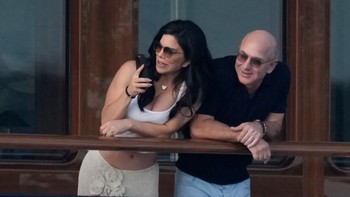 Bezos saat ini kedapatan sudah bertunangan dengan Sanchez. Mereka tengah berlayar di Eropa dengan kapal pesiar mewah Koru milik Bezos, seharga sekitar USD 500 juta. Jepretan kamera menunjukkan Sanchez dengan senyum merekah mengenakan cincin pertunangan dari berlian ukuran jumbo. Di sampingnya ada Bezos dan mereka mengenakan pakaian kasual. Foto: Instagram