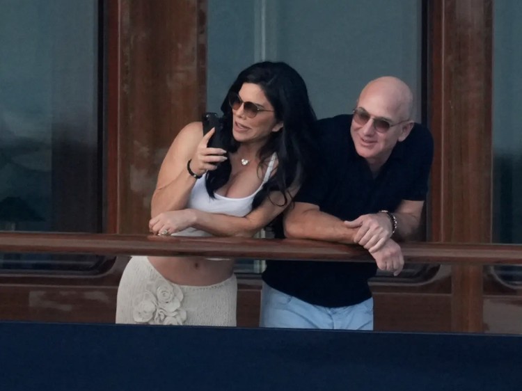 Jeff Bezos dan Lauren Sanchez Jeff Bezos dan Lauren Sanchez