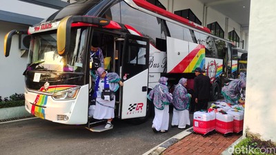 Labaik Allahumma Labbaik! 395 Jemaah Haji Kloter 1 Jakarta Berangkat ke Tanah Suci