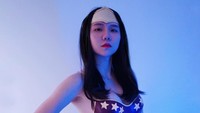 Jena Dammaya tampil dengan kostum Wonder Woman yang berwarna merah marun dan biru (Foto: dok Instagram)