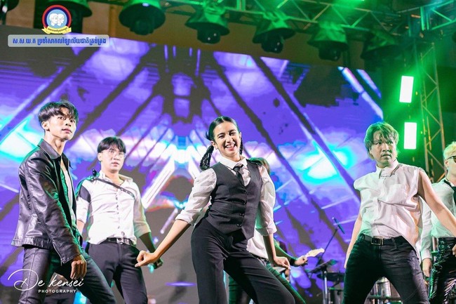 Di negara asalnya, Jenna Norodom seolah menjalani kehidupan ganda. Putri kerajaan Kamboja itu adalah seorang superstar. Dia aktif di industri hiburan sebagai penyanyi dan aktris sejak berusia 6 tahun. Foto: dok. Facebook Jenna Norodom