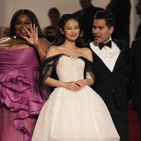 Detail pita itu juga terlihat pada heelsnya yang dibuat secara khusus oleh Chanel. Melengkapi bando pita yang dikenakannya sebagai fashion statement. Foto: AP