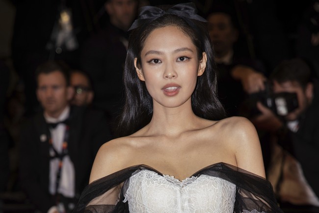 Sejumlah penggemar menyorot wajah Jennie BLACKPINK yang dirias dengan makeup tipis sehingga terlihat natural. Gayanya dipermanis dengan bando pita seharga Rp 13 jutaan dari Chanel. Foto: AP