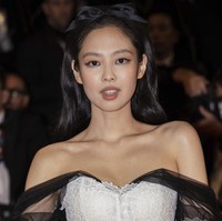 Sejumlah penggemar menyorot wajah Jennie BLACKPINK yang dirias dengan makeup tipis sehingga terlihat natural. Gayanya dipermanis dengan bando pita seharga Rp 13 jutaan dari Chanel. Foto: AP