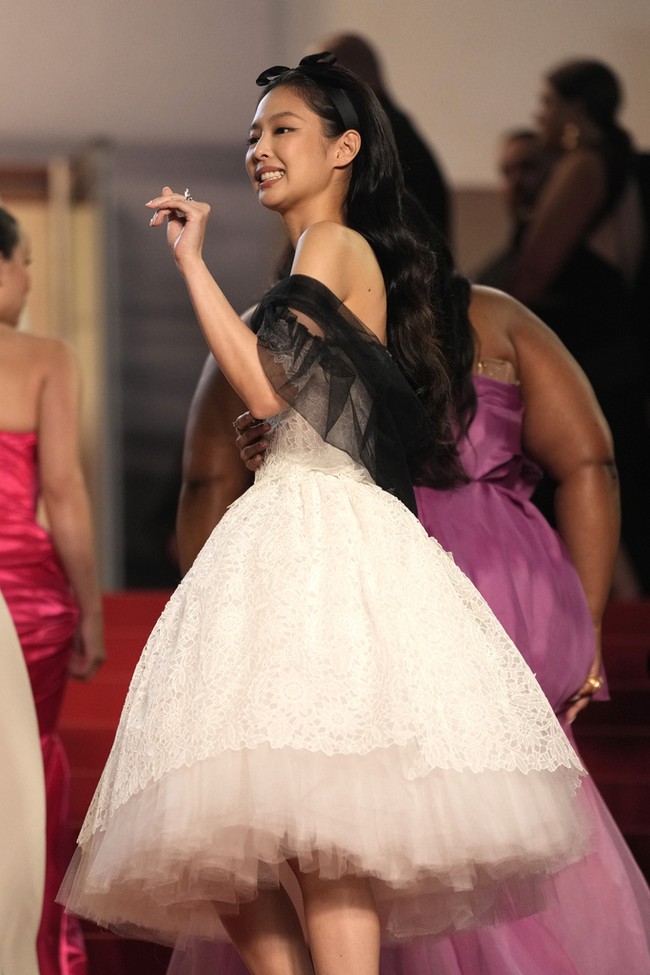 Satu lagi cincin yang dikenakan Jennie BLACKPINK, Diamant Evanescent Ring. Harganya mencapai Rp 1,2 miliar. Cincin tersebut memiliki 127 potongan berlian 1,18 karat dan 1 batu berlian 1,01 karat berpotongan oval di tengahnya. Foto: AP