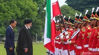 Jokowi menyambut langsung kedatangan Raisi di Istana Bogor.