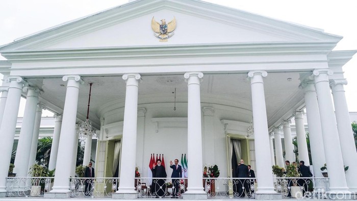 Presiden Joko Widodo (Jokowi) menerima kunjungan kenegaraan Presiden Iran Ebrahim Raisi di Istana Kepresidenan, Bogor, Jawa Barat. Jokowi mengajak Raisi untuk menanam pohon bersama di halaman belakang Istana.