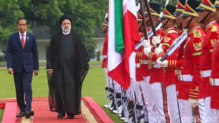 Presiden Joko Widodo (Jokowi) menerima kunjungan kenegaraan Presiden Iran Ebrahim Raisi di Istana Kepresidenan, Bogor, Jawa Barat. Jokowi mengajak Raisi untuk menanam pohon bersama di halaman belakang Istana.