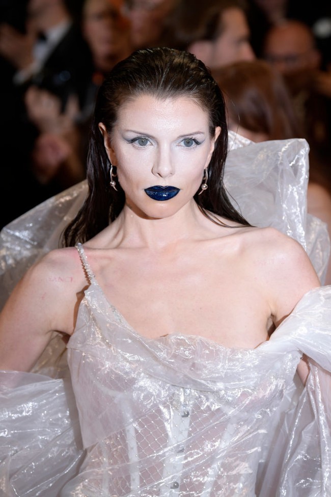 Julia Fox memaksimalkan penampilan eksentriknya dengan makeup yang juga unik. Julia mengaplikasikan lipstik warna biru tua pada bibirnya. Foto: Getty Images