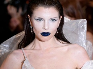 Julia Fox Pakai Bikini Rantai di New York Fashion Week, Dihujat Menjijikan