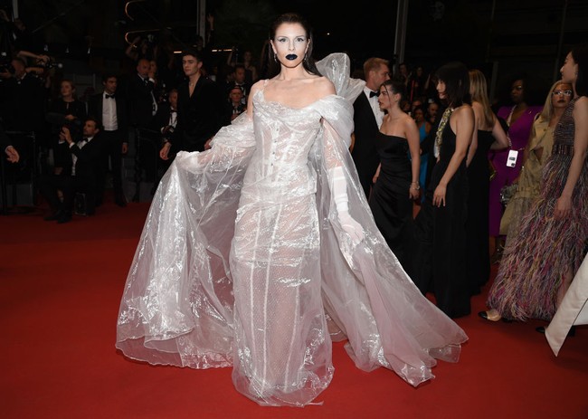 Kali ini aktris 33 tahun itu mengenakan gaun yang seluruhnya seperti terbuat dari plastik. Gaun yang terlihat aneh itu tetap membuat Julia Fox tampil memukau.Julia Fox memaksimalkan penampilan eksentriknya dengan makeup yang juga unik. Julia mengaplikasikan lipstik warna biru tua pada bibirnya. (Foto: Getty Images)