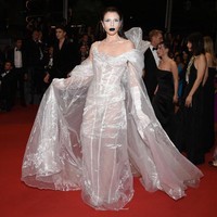 Kali ini aktris 33 tahun itu mengenakan gaun yang seluruhnya seperti terbuat dari plastik. Gaun yang terlihat aneh itu tetap membuat Julia Fox tampil memukau.Julia Fox memaksimalkan penampilan eksentriknya dengan makeup yang juga unik. Julia mengaplikasikan lipstik warna biru tua pada bibirnya. (Foto: Getty Images)