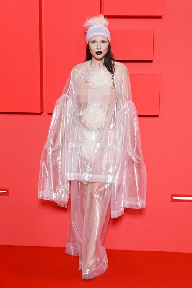 Menebar aura seksi kembali dilakukan Julia Fox saat menghadiri after party premier serial The Idol di Festival Film Cannes 2023. Julia lagi-lagi mengenakan busana transparan. Dan di balik busananya dia hanya mengenakan underwear jenis thong berwarna putih. (Foto: Getty Images)