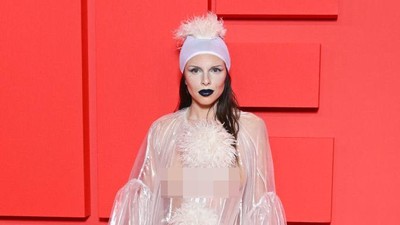 8 Gaya Julia Fox Tebar Keseksian di Cannes Pakai Gaun Hingga Bra Transparan