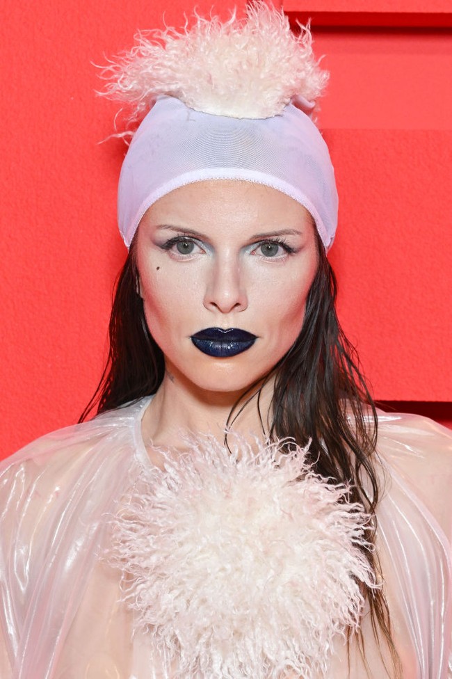 Busana transparan yang dikenakan Julia Fox di Festival Film Cannes 2023 ini mencuri atensi karena mengekspos tubuh sang aktris terutama bagian dadanya yang tidak ditutupi apapun. Foto: Getty Images