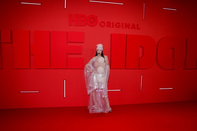 Seperti dikutip Metro.co.uk, Julia Fox mengenakan busana transparan yang mirip dengan gorden kamar mandi. Dia melengkapi penampilannya dengan penutup kepala dengan detail bulu mohawk.Foto: Getty Images