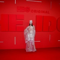 Seperti dikutip Metro.co.uk, Julia Fox mengenakan busana transparan yang mirip dengan gorden kamar mandi. Dia melengkapi penampilannya dengan penutup kepala dengan detail bulu mohawk.Foto: Getty Images