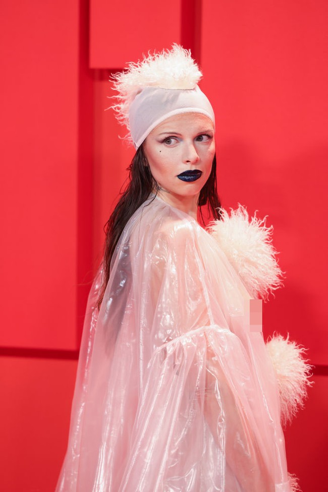 Menebar aura seksi kembali dilakukan Julia Fox saat menghadiri after party premier serial The Idol di Festival Film Cannes 2023. Julia lagi-lagi mengenakan busana transparan. Dan di balik busananya dia hanya mengenakan underwear jenis thong berwarna putih. Foto: Getty Images