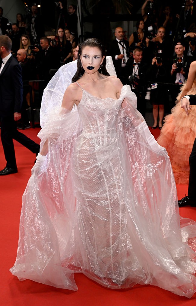 Keesokan harinya pada 22 Mei 2023, Julia Fox kembali menuai sensasi dengan busana transparannya saat menghadiri pemutaran serial drama The Idol di Festival Film Cannes 2023. The Idol merupakan serial HBO garapan The Weeknd, Reza Fahim, dan Sam Levinson. (Foto: Getty Images)
