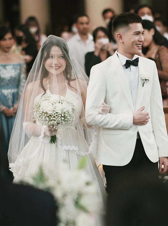 Inilah potret pernikahan penyanyi Julian Jacob dan Maria Eka atau yang punya nama asli Mirriam Eka. Pernikahan tersebut digelar secara khidmat di gereja Katedral pada bulan Januari. Foto: dok. Instagram/@julianjacs