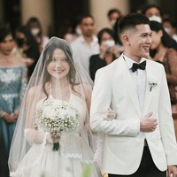 Inilah potret pernikahan penyanyi Julian Jacob dan Maria Eka atau yang punya nama asli Mirriam Eka. Pernikahan tersebut digelar secara khidmat di gereja Katedral pada bulan Januari. Foto: dok. Instagram/@julianjacs