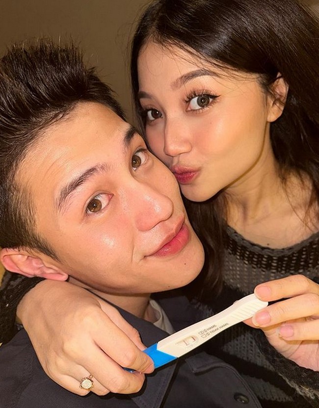 Di bulan Maret, Julian dan istri mengumumkan kabar kehamilan lewat potret test pack.Foto: dok. Instagram/@julianjacs