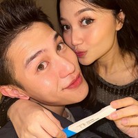 Di bulan Maret, Julian dan istri mengumumkan kabar kehamilan lewat potret test pack.Foto: dok. Instagram/@julianjacs