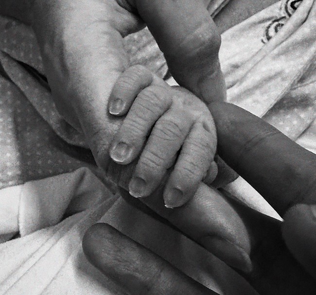 Pada Selasa (23/5/2023), Julian mengabarkan lewat Instagram bahwa sang istri telah melahirkan. Dalam keterangan fotonya, Julian mengatakan bahwa ia kini memiliki anak perempuan. Pasangan tersebut baru menikah sekitar lima bulan lalu. Foto: dok. Instagram/@julianjacs