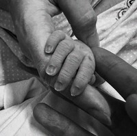 Pada Selasa (23/5/2023), Julian mengabarkan lewat Instagram bahwa sang istri telah melahirkan. Dalam keterangan fotonya, Julian mengatakan bahwa ia kini memiliki anak perempuan. Pasangan tersebut baru menikah sekitar lima bulan lalu. Foto: dok. Instagram/@julianjacs