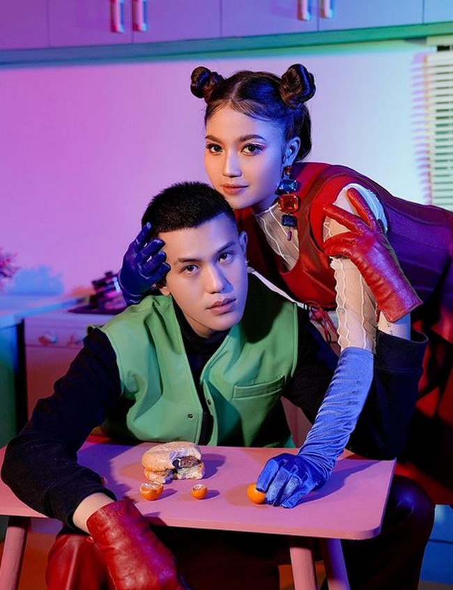 Maria Eka adalah penyanyi pendatang baru jebolan ajang pencarian bakat Rising Star Indonesia 2018. Sama-sama di dunia tarik suara Julian dan Maria dinilai memiliki kecocokan. Foto: dok. Instagram/@julianjacs