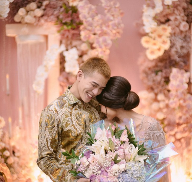 Sementara ini momen lamaran keduanya yang berlangsung di tempat asal Maria di Yogyakarta. Acara lamaran tersebut berlangsung pada Desember 2022. Foto: dok. Instagram/@julianjacs