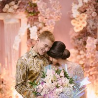 Sementara ini momen lamaran keduanya yang berlangsung di tempat asal Maria di Yogyakarta. Acara lamaran tersebut berlangsung pada Desember 2022. Foto: dok. Instagram/@julianjacs