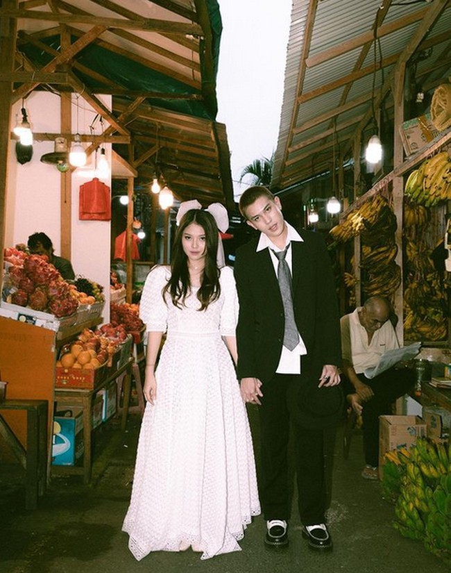 Keduanya melangsungkan foto prewedding unik yakni dilakukan di pasar. Maria tampil cantik dengan dress panjang putih dan veil. Sementara mantan kekasih Brisia Jodie itu mengenakan setelan jas. Foto: dok. Instagram/@julianjacs