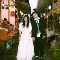 Keduanya melangsungkan foto prewedding unik yakni dilakukan di pasar. Maria tampil cantik dengan dress panjang putih dan veil. Sementara mantan kekasih Brisia Jodie itu mengenakan setelan jas. Foto: dok. Instagram/@julianjacs