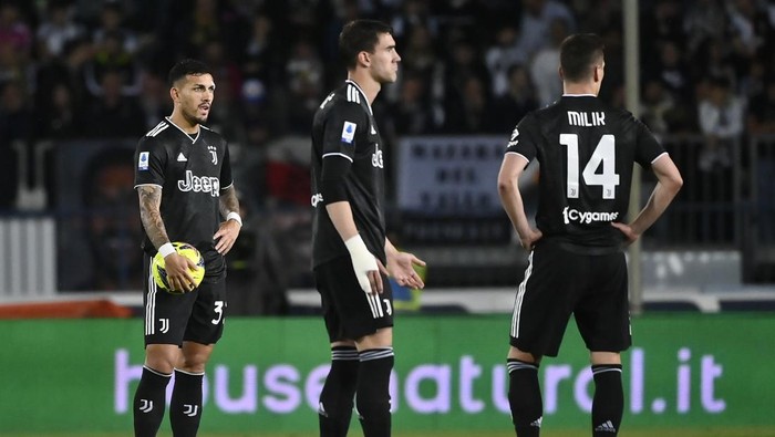 EMPOLI, ITALY - MAY 22: Leandro Paredes of Juventus FC and Dusan Vlahovic of Juventus FC reacts after the third goal of Empoli FC during the Serie A match between Empoli FC and Juventus at Stadio Carlo Castellani on May 22, 2023 in Empoli, Italy. (Photo by Stefano Guidi/Getty Images)