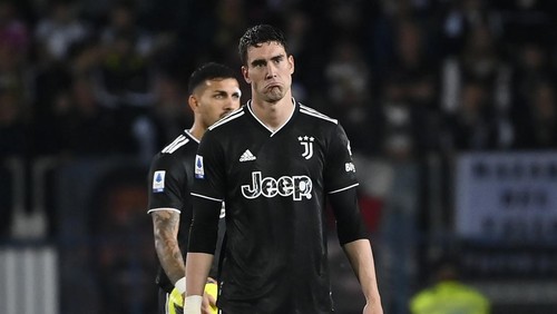 EMPOLI, ITALY - MAY 22: Dusan Vlahovic of Juventus FC reacts after the third goal of Empoli FC during the Serie A match between Empoli FC and Juventus at Stadio Carlo Castellani on May 22, 2023 in Empoli, Italy. (Photo by Stefano Guidi/Getty Images)