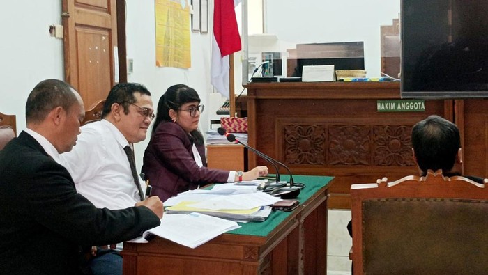 Kala Ahli Bicara Akta HIbah Mantan capim KPK Periode 2019-2023 JJ Amstrong Sembiring di dampingi staf advokat Julianta Sembiring dan Ratna Herlina Suryana dalam ruang sidang di PN Jaksel dalam perkara No 701/Pdt/G/2022/PN Jakarta Selatan
Dr Saharuddin Daming SH, MH, Ahli Perdata dan juga merupakan mantan anggota KOMNAS HAM periode 2012-2017 sedang memberikan keterangan keahliannya dalam perkara No 701/Pdt/G/2022/PN Jakarta Selatan terkait Akta Kuasa Mutlak yang dilarang hukum.