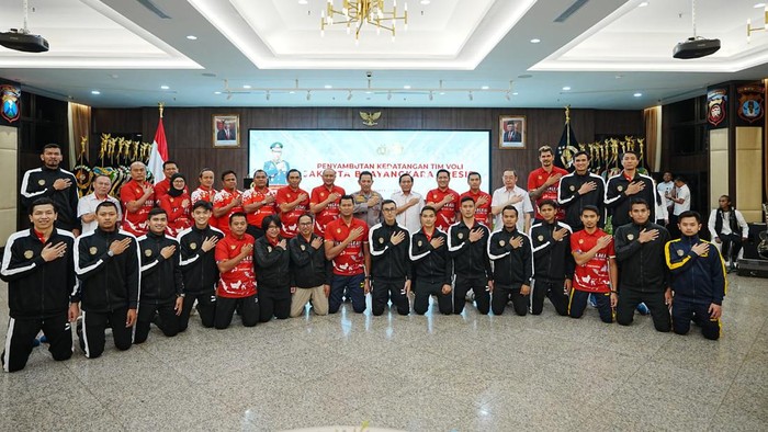 Kapolri Jenderal Listyo Sigit bersama Tim Voli Jakarta Bhayangkara Presisi