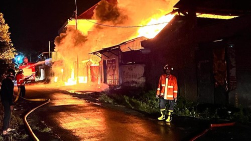 Gudang supplier perabotan rumah tangga ludes terbakar di Mataram, Selasa (23/5/2023).