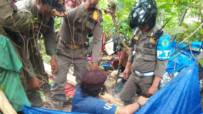 Pria berinisial HP (30) di Konawe, Sulawesi Tenggara (Sultra) diamankan petugas Satpol PP.