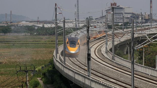 Kereta Cepat Jakarta Bandung (KCJB) atau Comprehensive Inspection Train (CIT) terlihat saat uji coba pada 23 Mei 2023 di Stasiun Kereta Api Tegalluar di Bandung. PT Kereta Cepat Indonesia China (KCIC) melakukan Hot Sliding Test pada KA CIT dari Stasiun Tegalluar Kabupaten Bandung menuju Stasiun Halim Jakarta dengan kecepatan maksimal 80 kilometer per jam. (Algi Febri Sugita/NurPhoto via Getty Images)