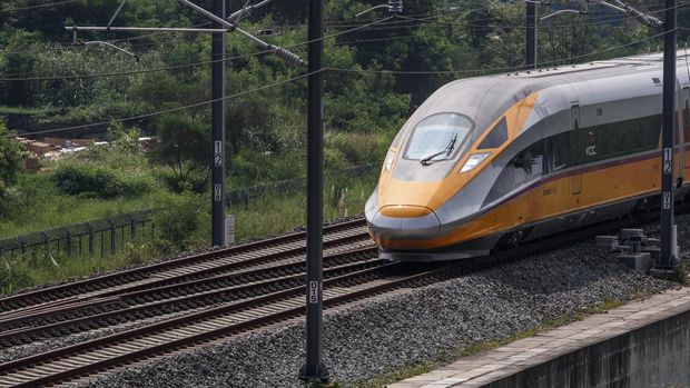 Kereta Cepat Jakarta Bandung (KCJB) atau Comprehensive Inspection Train (CIT) terlihat saat uji coba pada 23 Mei 2023 di Stasiun Kereta Api Tegalluar di Bandung. PT Kereta Cepat Indonesia China (KCIC) melakukan Hot Sliding Test pada KA CIT dari Stasiun Tegalluar Kabupaten Bandung menuju Stasiun Halim Jakarta dengan kecepatan maksimal 80 kilometer per jam. (Algi Febri Sugita/NurPhoto via Getty Images)